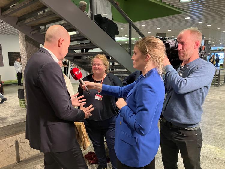 Sundhedsminister Magnus Heunicke måtte også efter debatmødet svare på kritiske spørgsmål fra sygeplejersker. Foto: Anders Legarth Schmidt