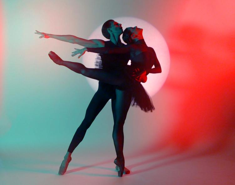 Den sorte svane pas de deux blev danset med knejsende gejst af Astid Elbo og Ryan Tomash. (billedet viser dog det alternerende par, Marcin Kupinski og Holly Dorger). Foto: Tejs Holm. Foto: Tejs Holm