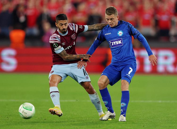 Her forsøger Kasper Kusk at udfordre modstanderne på London Stadium, men det var West Ham, der løb med sejren. Foto: Matthew Childs/Ritzau Scanpix