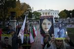 Protesterne i Iran begyndte, efter at den unge kvinde Mahsa Amini døde i iransk politis varetægt. Hun blev angiveligt anholdt for brud på reglerne om korrekt hovedbeklædning Foto: Drew Angerer/Ritzau Scanpix