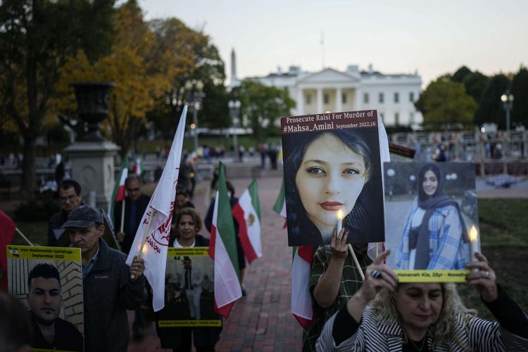 Protesterne i Iran begyndte, efter at den unge kvinde Mahsa Amini døde i iransk politis varetægt. Hun blev angiveligt anholdt for brud på reglerne om korrekt hovedbeklædning Foto: Drew Angerer/Ritzau Scanpix