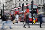     FILE PHOTO: Shoppers cross the road at Oxford Circus, in the centre of London's retail shopping area in London, Britain, October 16, 2020. REUTERS/Toby Melville/File Photo   Foto: Toby Melville/Ritzau Scanpix