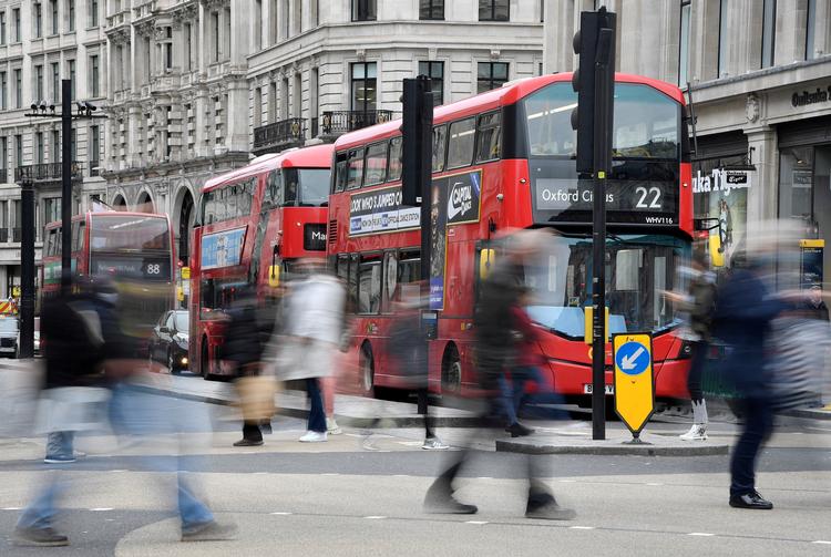     FILE PHOTO: Shoppers cross the road at Oxford Circus, in the centre of London's retail shopping area in London, Britain, October 16, 2020. REUTERS/Toby Melville/File Photo   Foto: Toby Melville/Ritzau Scanpix