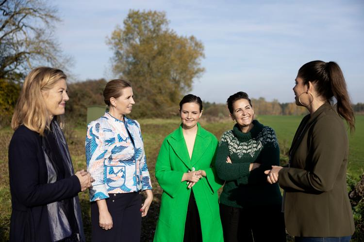 Mette Frederiksen, Sofie Carsten Nielsen, Pia Olsen Dyhr, Mai Villadsen og Franciska Rosenkilde vil med et fælles udspil betale landbruget for ikke at bruge sprøjtegifte på 5 procent af Danmarks areal. Det kan blive dyrt. Foto: Thomas Borberg