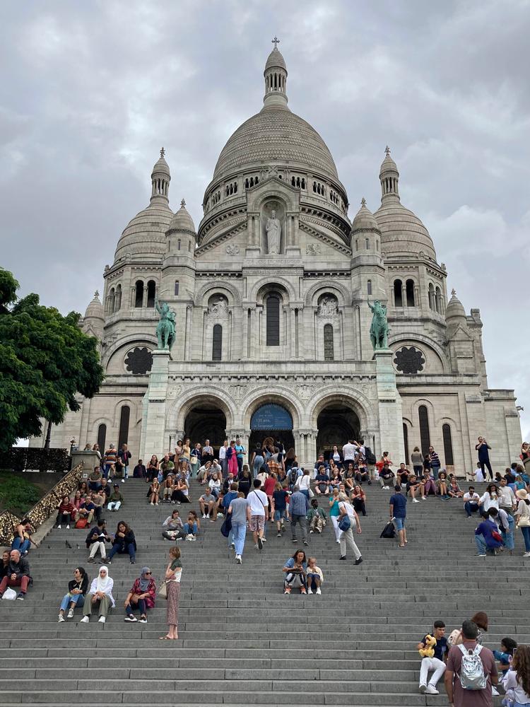     Sacré-Coeur kirken med udsigten over Paris er tilliøbsstykke nummer to i Paris efter Notre-Dame og før Eiffel-tårnet. Men kirken og dens historie deler franskmændene.  Foto: Victor Malafronte/star Max/ipx/Ritzau Scanpix