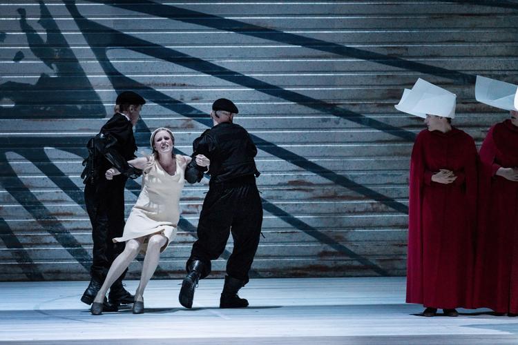 En handmaid eller tjenerinde i skikkelse af sangeren Nina Sveistrup Clausen føres bort til hængning. Foto: Camilla Winther