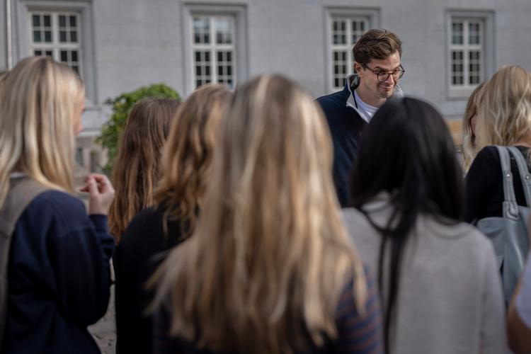 Liberal Alliances formand, Alex Vanopslagh, der her fører valgkamp i Odense, bliver kaldt daddy blandt mange unge, og flere meldinger om det udtryk fik sprogforskeren til at undersøge, hvor seksuelt ladet det er.   Foto: Christian Falck Wolff