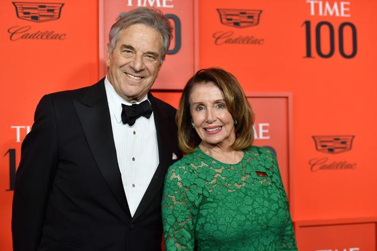 Paul og Nancy Pelosi har været gift i 59 år. Det lykkedes Paul Pelosi at ringe 911 da han blev overfaldet i sit hjem, og politiet kom og overmandede gerningsmanden. .  Foto: Angela Weiss/Ritzau Scanpix