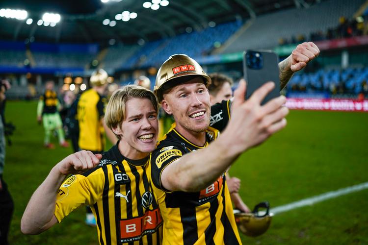 Efter sine to mål mod IFK Göteborg fejrer Mikkel Rygaard (th.) mesterskabet med Sebastian Lagerlund. Foto: Björn Larsson Rosvall/Ritzau Scanpix