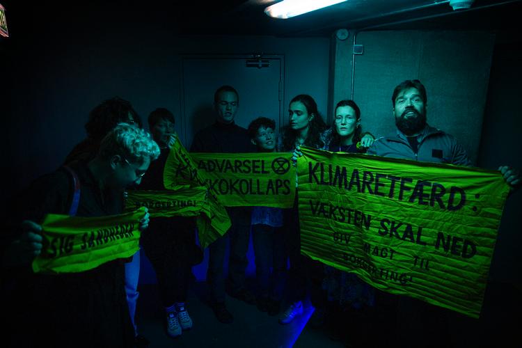 Klimaaktivister blev ført ind i rum i DR-Byen, lige efter at de havde afbrudt tv-bebatten. Foto: Martin Lehmann