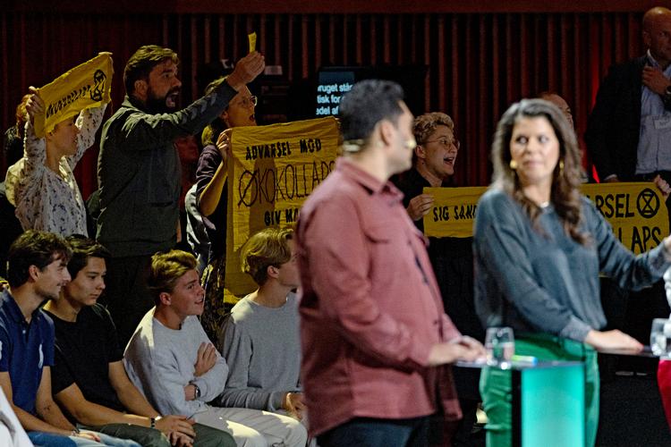 Midtvejs i debatten opstod der tumult, som aldrig blev forklaret, men den fandt sted bag Sikandar Siddique og Franciska Rosenkilde.  Foto: Agnete Schlichtkrull

