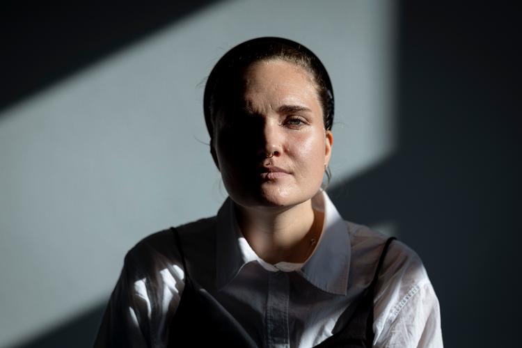 Emelie Josefin.læser statskundskab og arbejder på Center for Kunst og Mental Sundhed. Hun er i tvivl, fordi hun ikke mener, at politikerne taler nok om psykiatrien og mental sundhed.  Foto: Christian Falck Wolff