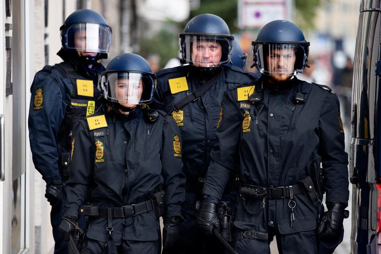 Politiet gør sig klar til at håndtere fans fra fire fodboldklubber op til kampen mellen FCK og Dortmund onsdag kl. 21: Ud over de to nævnte grupper, ventes også Brøndby-fans og fans fra Hamburger SV kan komme til at husere i Københavns gader i forbindelse med kampen.  Foto: Finn Frandsen