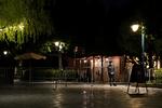 En sikkerhedsvagt står bag afspærringer, som er rejst ved ind- og udgange til Shanghai Disneyland og området omkring det, som blev lukket af 31. oktober kl. 11.30 lokal tid.   Foto: Aly Song/Ritzau Scanpix