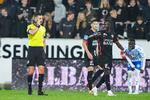 Dommer Aydin Usla dømmer straffe til OB efter VAR-tjek under superligakampen mandag aften mellem FC Midtjylland og OB på MCH Arena i Herning. Pione Sisto (th.) var manden, der begik forseelsen. Foto: Claus Fisker/Ritzau Scanpix