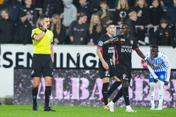 Dommer Aydin Usla dømmer straffe til OB efter VAR-tjek under superligakampen mandag aften mellem FC Midtjylland og OB på MCH Arena i Herning. Pione Sisto (th.) var manden, der begik forseelsen. Foto: Claus Fisker/Ritzau Scanpix