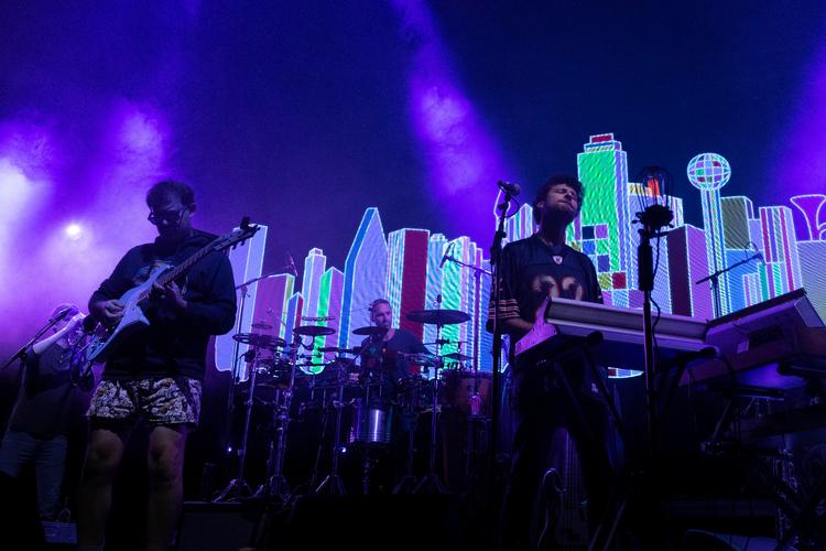 Michael League (th. på Moog) viste sig som en generøs bandleder, der ikke var ude på at stjæle rampelyset., men derimod lod sine medmusikere skinne. Foto: Hannah Aurora Almstrup