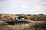 Hver andet sommerhus er ikke tilsluttet et kloaknet, men har forskellige former for nedsivningsanlæg. De kan i sidste ende ødelægge det badevand, som sommerhusejerne rejser efter. Sommerhusområdet på billedet har ikke nogen aktuel relation til historien. Foto: Jens Hartmann