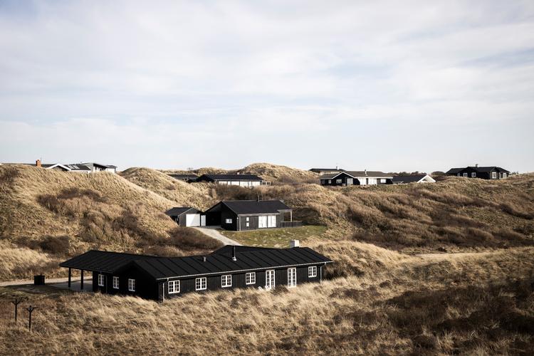 Hver andet sommerhus er ikke tilsluttet et kloaknet, men har forskellige former for nedsivningsanlæg. De kan i sidste ende ødelægge det badevand, som sommerhusejerne rejser efter. Sommerhusområdet på billedet har ikke nogen aktuel relation til historien. Foto: Jens Hartmann