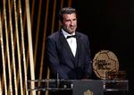 I sidste måned var Luis Figo med på scenen, da Ballon d'Or atter blev givet til en Real Madrid-spiller, franskmanden Karim Benzema. Foto: Benoit Tessier/Ritzau Scanpix