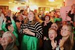 Der var jubel over aftenens første exitpoll, hvor Alternativet stod til at få 3,9 procent af stemmerne. Foto: Miriam Dalsgaard