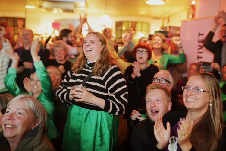Der var jubel over aftenens første exitpoll, hvor Alternativet stod til at få 3,9 procent af stemmerne. Foto: Miriam Dalsgaard