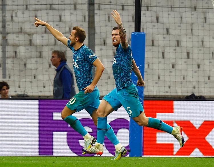 Harry Kane (tv.) stod for oplægget og Pierre-Emile Højbjerg (th.) scorede, da Tottenham vandt i Marseille.
  Foto: Eric Gaillard/Ritzau Scanpix