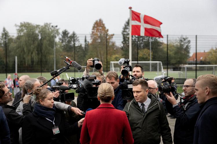Mette Frederiksen stemte i går i Hareskoven. Foto: Mads Nissen