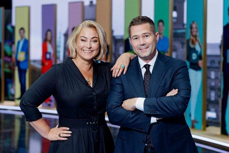 Stéphanie Surrugue og Johannes Langkilde stod for at styre slagets gang som værter i DR's valgstudie. Foto: Agnete Schlichtkrull/DR