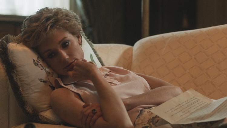 Diana spilles næsten uhyggeligt troværdigt af Elizabeth Debicki, der i alt fra Dianas ranglede statur til luften på stemmen til den skælmske, men samtidig sårbare energi, har ramt hovedet på sømmet.  Foto: Netflix