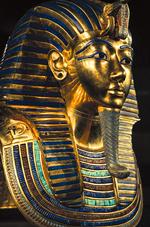 Den gyldne maske blev placeret over Tutankhamons hoved, da han var blevet lagt i sin grav. Masken er dekoreret med kulørt glas og lapis lazuli importeret fra Afghanistan.  