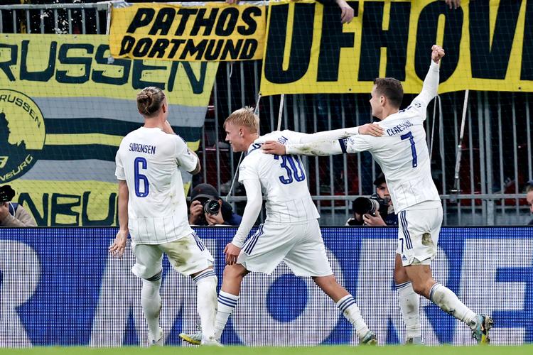 FCK's eneste mål i Champions League blev scoret af Hákon Arnar Haraldsson (i midten), og det fejret med Christian Sørensen og Viktor Claesson.   Foto: Jens Dresling