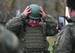 En nyindkaldt soldat prøver sin hjem inden afrejsen til fronten i den krig, som har vist sig at være en bekostelig affære for Putinregimet. Foto: Sergey Pivovarov/Ritzau Scanpix