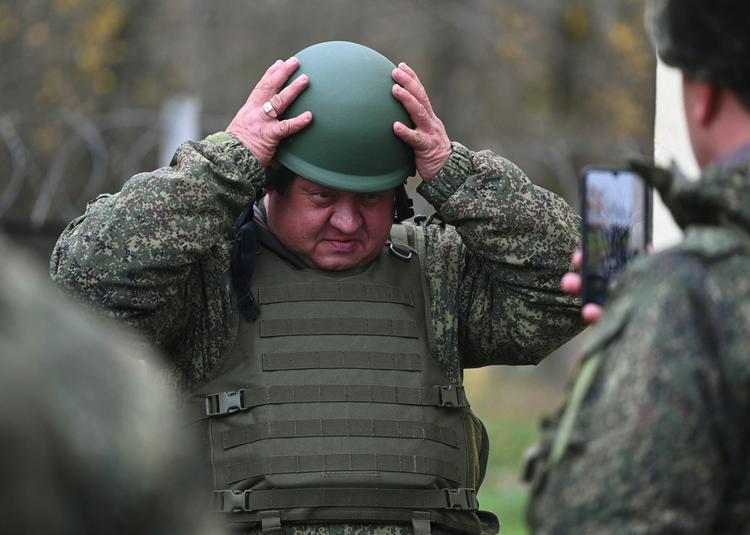 En nyindkaldt soldat prøver sin hjem inden afrejsen til fronten i den krig, som har vist sig at være en bekostelig affære for Putinregimet. Foto: Sergey Pivovarov/Ritzau Scanpix