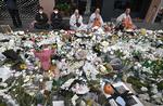 Buddhistiske munke beder for ofrene fra Halloween-tragedien, hvor forbipasserende lægger breve, blomster og offergaver. Foto: Jung Yeon-je/Ritzau Scanpix