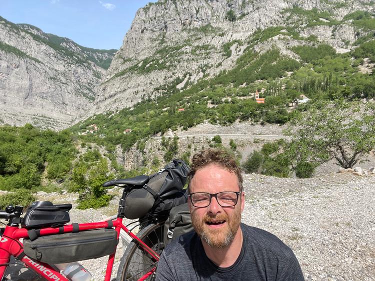 Turen gennem De albanske Alper – også kaldet De forbandede Bjerge – er overvældende, både for musklerne og sanserne. Men den kan godt klares af en midaldrende motionist i jævn form.  Foto: Søren Schultz Jørgensen