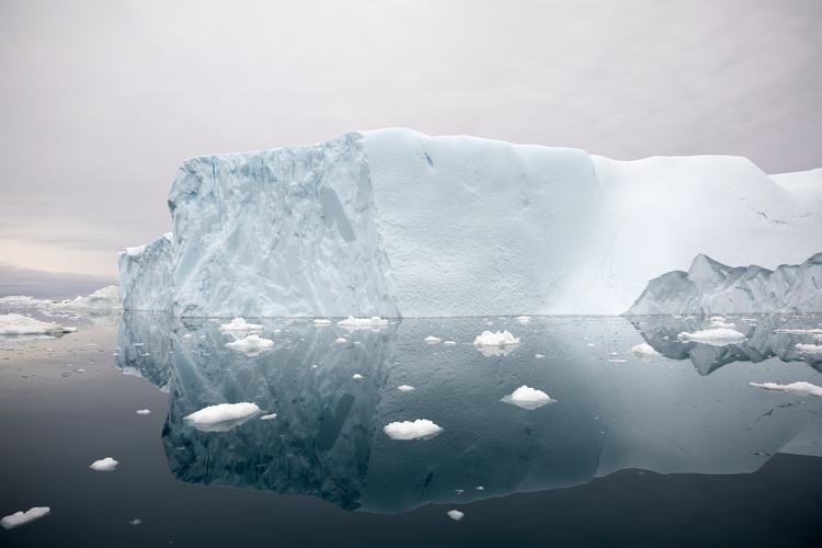 I Ilulissat i Grønland  er Kangia/Jakobshavn Isfjord en meget aktiv bræ, der sender talrige isbjerge ud i bugten. Foto: Thomas Borberg