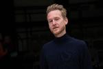 Huxi Bach er glimrende vært i 'Hekseafbrændinger'.  