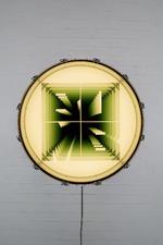 'Bomb' er titlen. Værket er fra 2016, og materialerne er LED-lys og spejle - og så den tromme, som udgør værkets fysiske indramning.  Foto: 'Bomb' (2016). Martin Asbæk Gallery