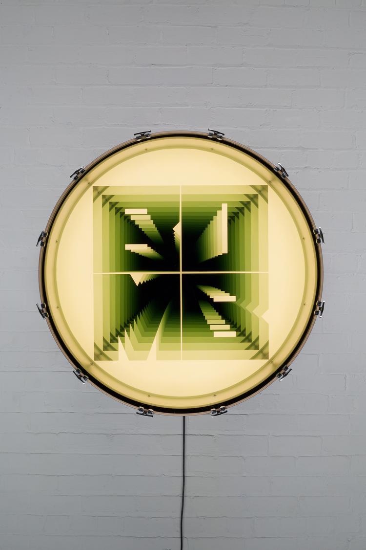 'Bomb' er titlen. Værket er fra 2016, og materialerne er LED-lys og spejle - og så den tromme, som udgør værkets fysiske indramning.  Foto: 'Bomb' (2016). Martin Asbæk Gallery