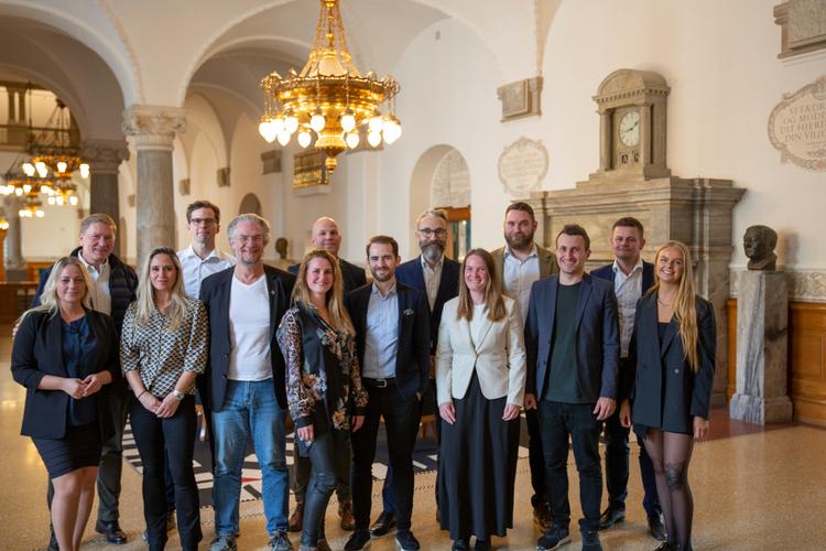 Mellem hovedret og dessert til en frokost på Christiansborg blev dette billede taget af den nye folketingsgruppe. Helena Artmann Andresen står yderst til højre. Foto: Liberal Alliance
