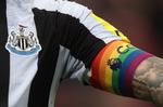 I det nordøstlige England er denne trøje, der har givet Newcastle United kælenavnet 'The Magpies' (skaderne), hjerteblod for en meget stor gruppe fodboldfans. Og viceanfører Kieran Trippier, der her har suppleret trøjen med et regnbuearmbind, er i høj grad med til at holde sit mandskab i den bedre ende af Premier League-tabellen.  Foto: Lee Smith/Ritzau Scanpix
