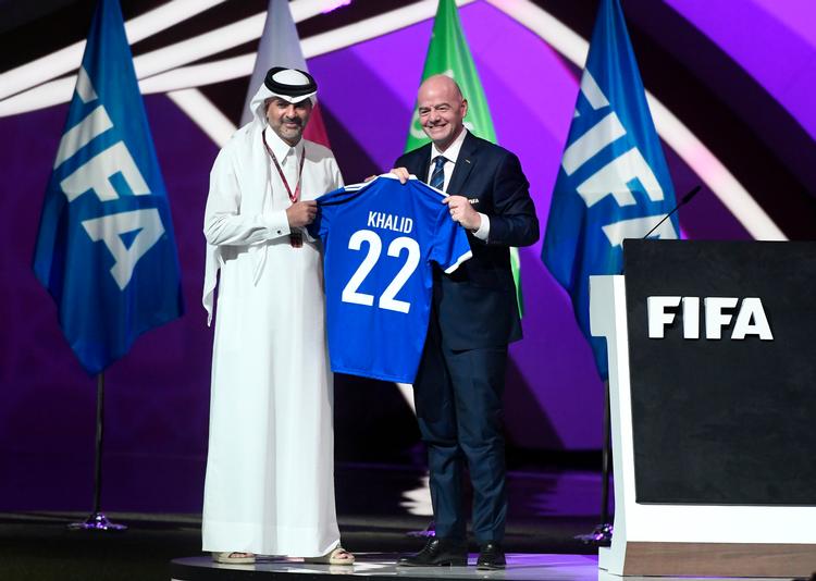 Fifa-bossen Gianni Infantino på scenen med Qatars politiske leder  sheik Khalid bin Khalifa bin Adulaziz Thani, som tilhører landets regerende familie.   Foto: Lars Poulsen