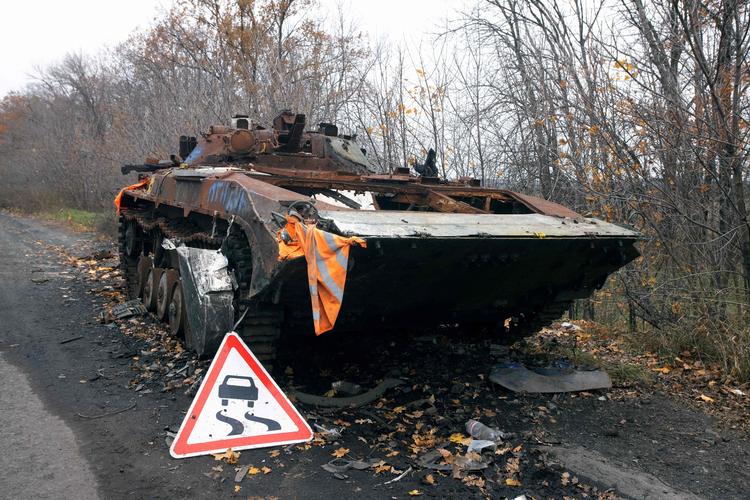 En ødelagt russisk mandskabsvogn nær står efterladt nær Kharkiv i Ukraine. Arkivfoto. Foto: Yevhen Titov/Ritzau Scanpix