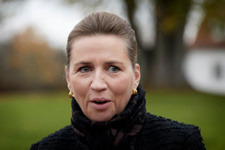 Mette Frederiksen taler med pressen forud for dagens forhandlinger. Foto: Jens Dresling