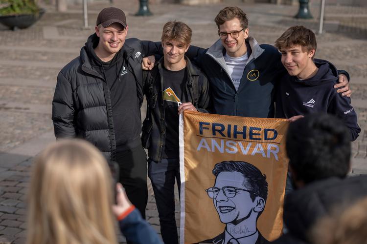 Formand for Liberal Alliance Alex Vanopslagh er uhyre populær blandt primært mennesker. Her ses han med en gruppe unge i Odense under valgkampen. Foto: Christian Falck Wolff