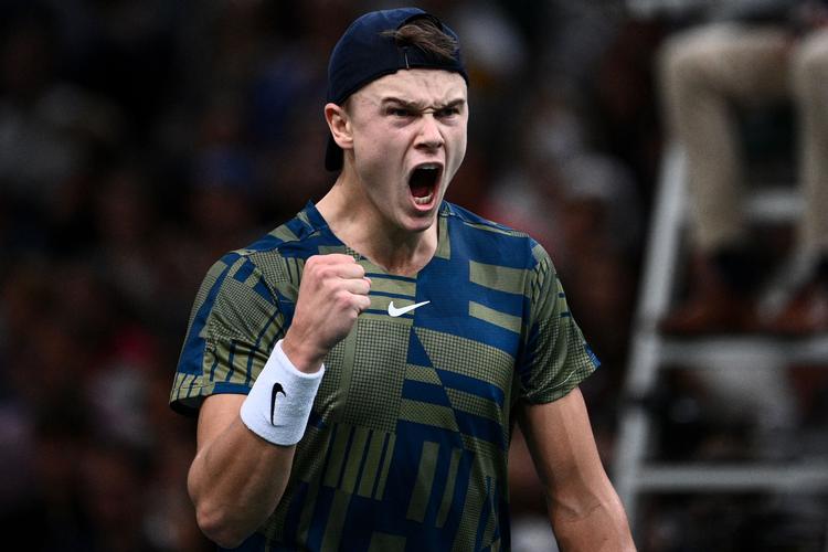 Af sine seneste 15 kampe har Holger Rune tabt én – og det nederlag til canadieren Felix Auger-Aliassime blev revancheret i lørdagens semifinale i Paris. Foto: Christophe Archambault/Ritzau Scanpix