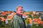 Jan Gintberg har kastet sig over den regionale kultur ude i Danmark. Her i Gudhjem. Foto: Jens Thorborg/DR 