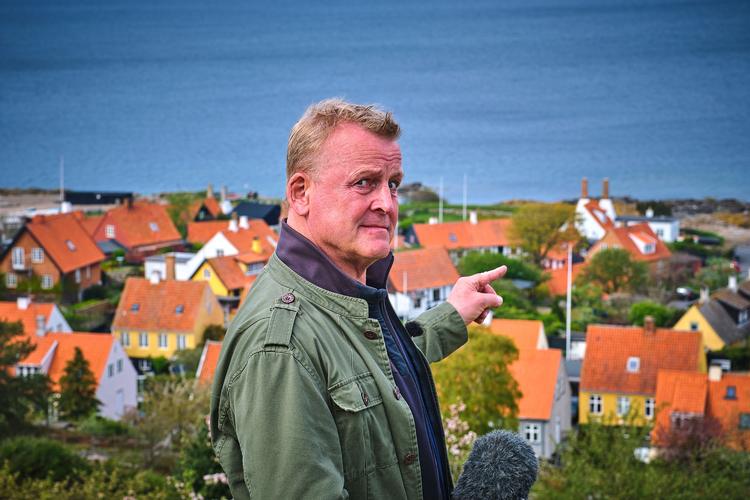 Jan Gintberg har kastet sig over den regionale kultur ude i Danmark. Her i Gudhjem. Foto: Jens Thorborg/DR 