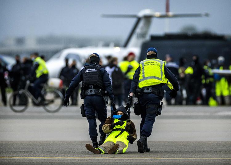 Politiet måtte anholde omkring 100 klimaaktivister i Schiphol-lufthavnen i Amsterdam. Foto: Remko de Waal/Ritzau Scanpix